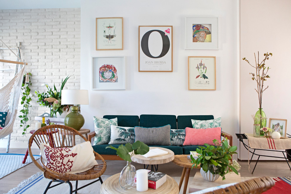 Imagen de sala de estar escandinava con paredes blancas, suelo de madera en tonos medios y suelo marrón