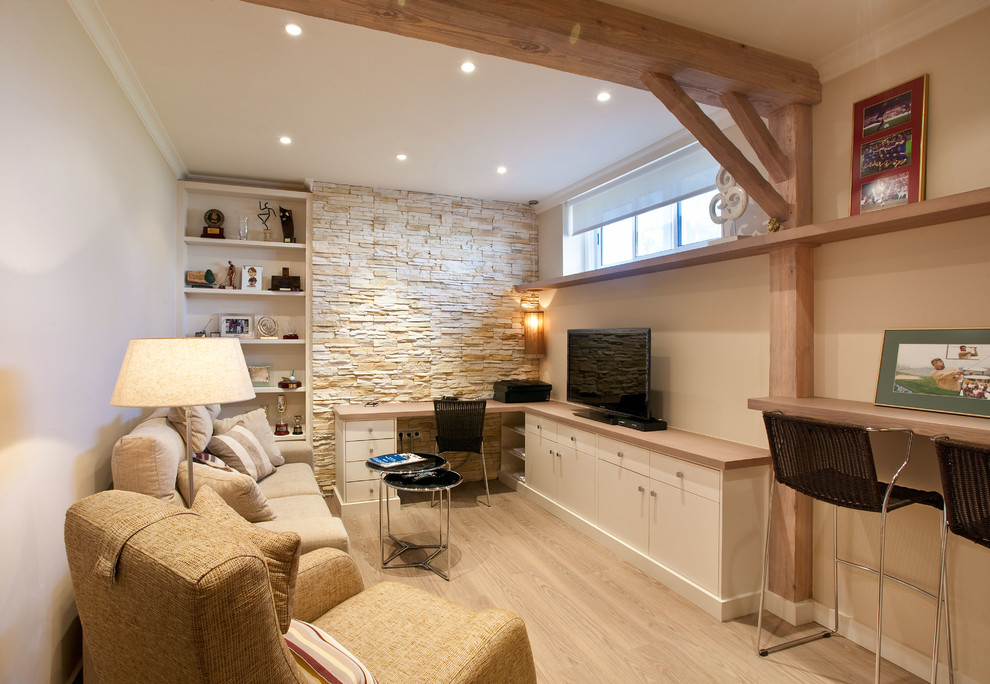 Foto de sala de estar cerrada mediterránea con paredes beige, suelo de madera clara, televisor colgado en la pared y suelo beige