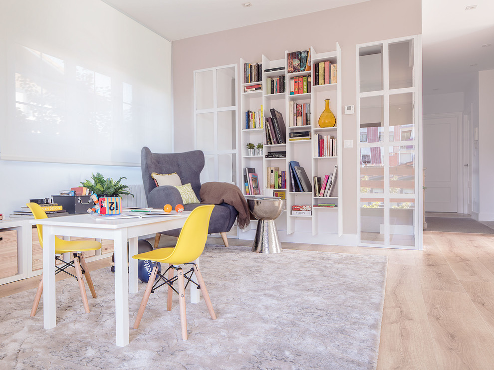 Imagen de sala de estar con biblioteca abierta retro de tamaño medio con paredes grises, suelo de madera clara y suelo marrón