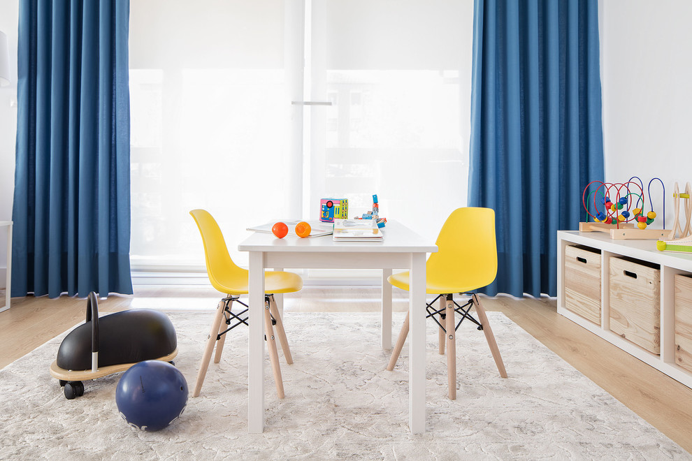 Immagine di un grande soggiorno moderno aperto con pareti bianche, parquet chiaro, TV autoportante e pavimento marrone