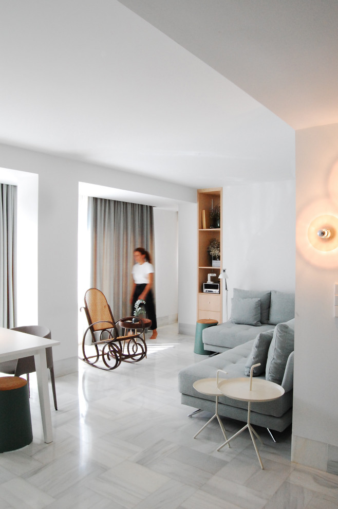 Réalisation d'une salle de séjour minimaliste de taille moyenne et ouverte avec un mur blanc, un sol en marbre et un sol gris.