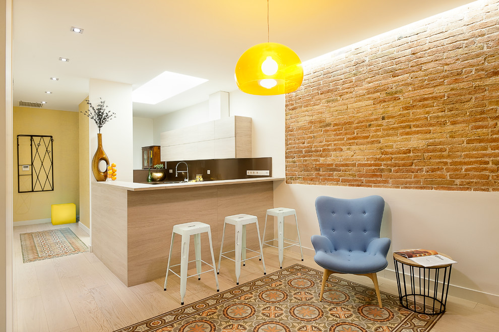 На фото: открытая гостиная комната среднего размера в стиле фьюжн с домашним баром, белыми стенами и полом из керамической плитки без камина, телевизора