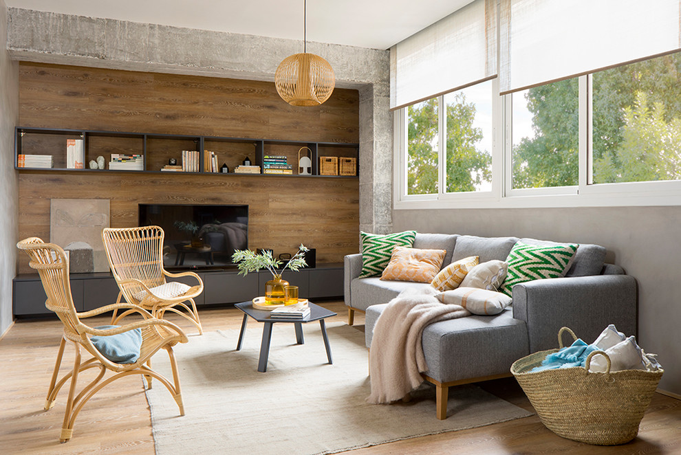 Esempio di un soggiorno design con pareti grigie, parquet chiaro, nessun camino, TV autoportante e pavimento beige