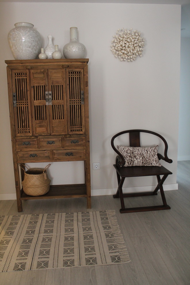 Imagen de sala de estar abierta asiática pequeña sin chimenea con suelo de madera en tonos medios