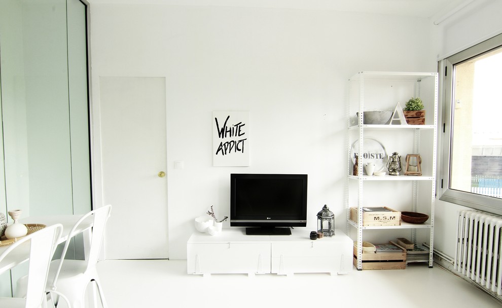 Foto på ett mellanstort minimalistiskt avskilt allrum, med vita väggar och en inbyggd mediavägg