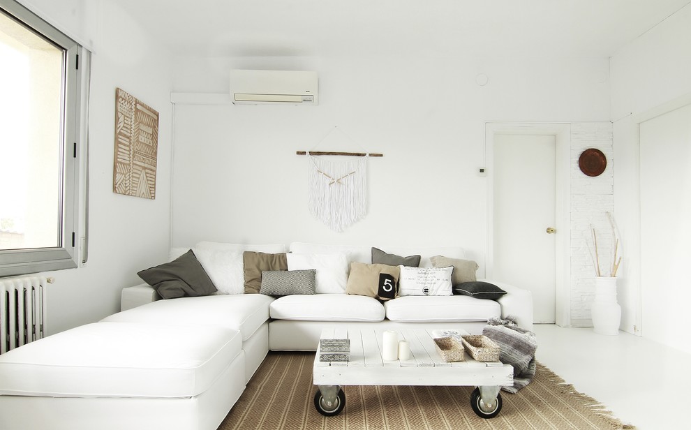 Modelo de sala de estar cerrada escandinava de tamaño medio sin chimenea con paredes blancas y pared multimedia
