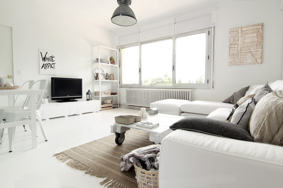 Стильный дизайн: открытая гостиная комната среднего размера в скандинавском стиле с белыми стенами, отдельно стоящим телевизором и белым полом - последний тренд