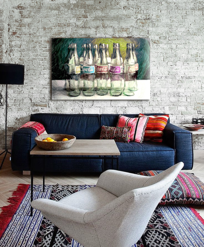 Imagen de sala de estar abierta bohemia de tamaño medio sin chimenea y televisor con paredes grises y suelo de madera en tonos medios