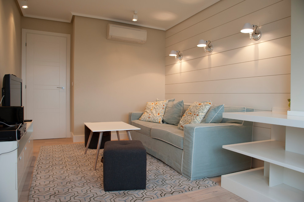 Diseño de sala de estar abierta clásica renovada de tamaño medio sin chimenea con paredes beige, suelo de madera clara y suelo marrón