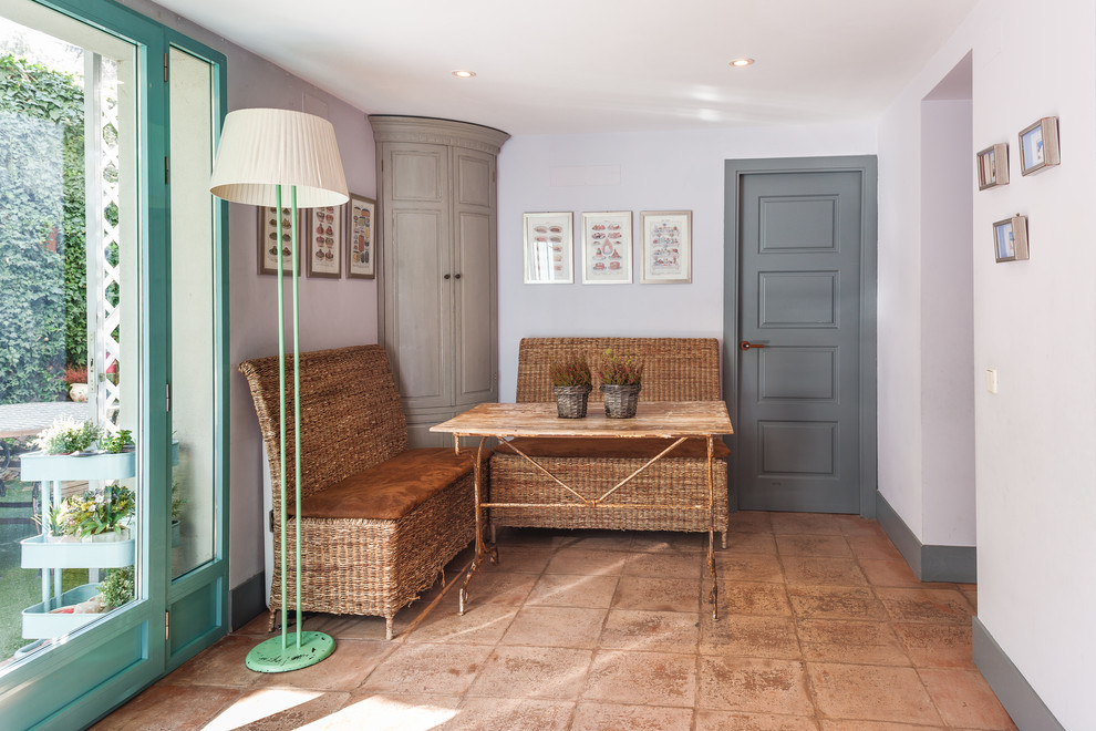 Modelo de sala de estar tradicional renovada con paredes blancas y suelo marrón