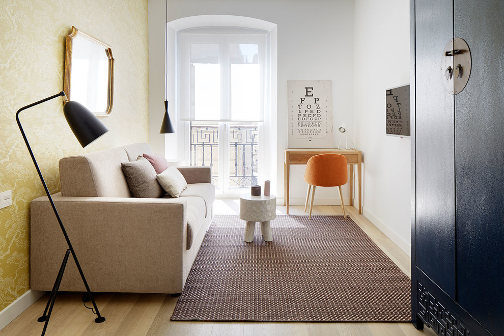 Exemple d'une petite salle de séjour tendance fermée avec un mur blanc, un sol en bois brun et un sol marron.