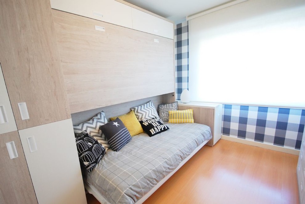 Foto di un piccolo soggiorno minimal chiuso con pareti blu e pavimento marrone