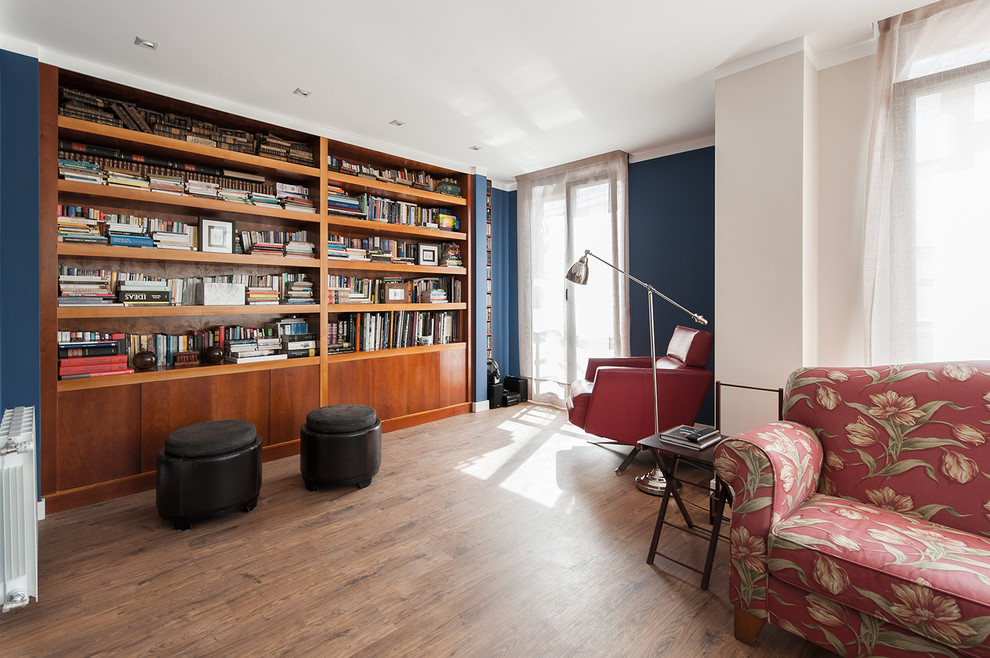 Idée de décoration pour une salle de séjour vintage de taille moyenne et fermée avec une bibliothèque ou un coin lecture, un mur bleu, un sol en bois brun, aucun téléviseur et aucune cheminée.