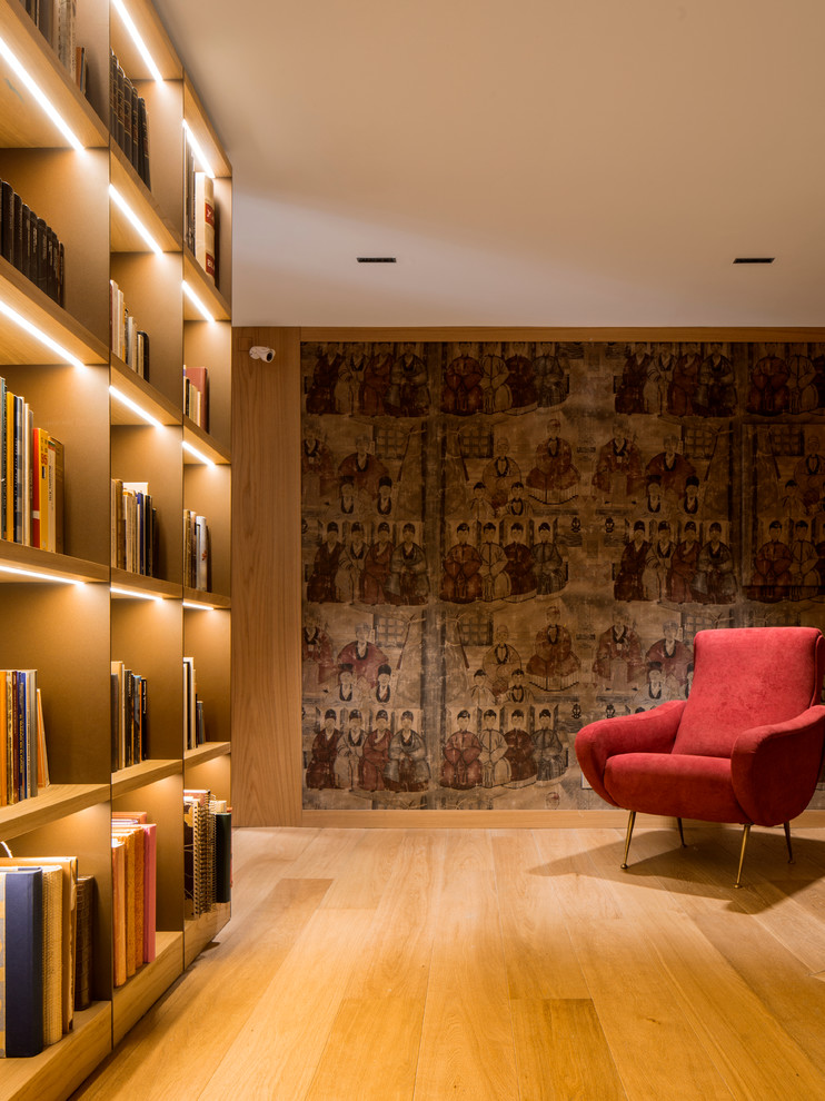 Große, Fernseherlose, Offene Bibliothek ohne Kamin mit brauner Wandfarbe, hellem Holzboden und braunem Boden in Barcelona
