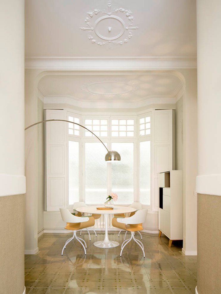 Идея дизайна: изолированная гостиная комната среднего размера в стиле фьюжн с белыми стенами, полом из керамической плитки и разноцветным полом без камина, телевизора