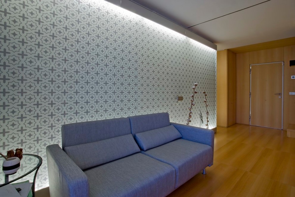 Esempio di un soggiorno minimal di medie dimensioni e aperto con pareti multicolore, pavimento in legno massello medio e nessuna TV