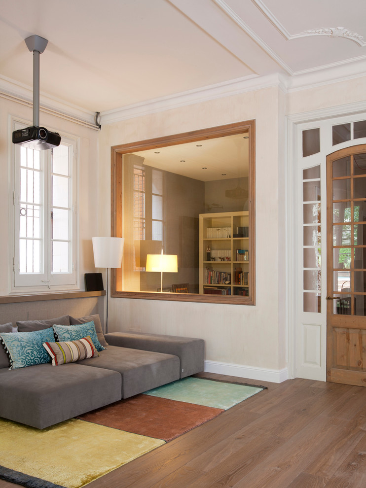 Diseño de sala de estar abierta escandinava grande sin televisor con paredes beige, suelo de madera clara y suelo beige