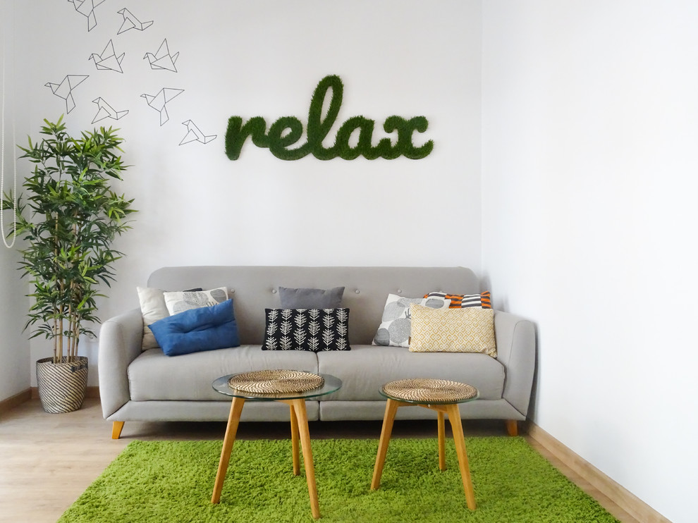 Foto de sala de estar ecléctica con paredes blancas, suelo de madera clara y suelo beige