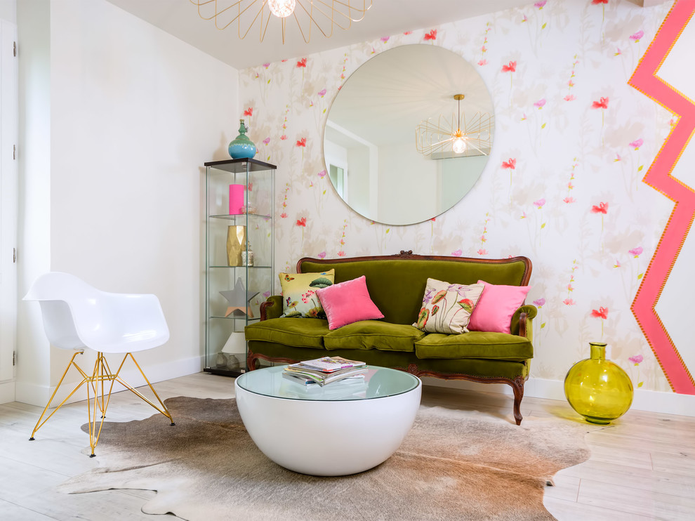 Foto di un piccolo soggiorno eclettico con pareti bianche, parquet chiaro, nessun camino, pavimento beige e tappeto