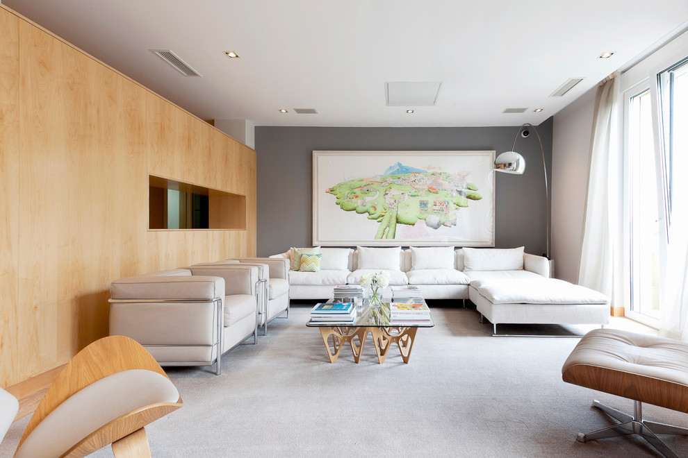 Mittelgroßes, Fernseherloses, Offenes Modernes Wohnzimmer ohne Kamin mit grauer Wandfarbe und Teppichboden in Madrid