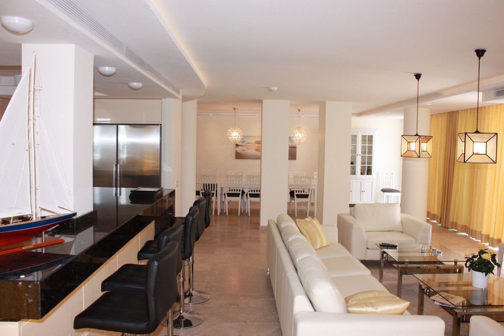 Imagen de sala de estar con barra de bar abierta actual grande con paredes blancas, suelo de mármol y suelo beige