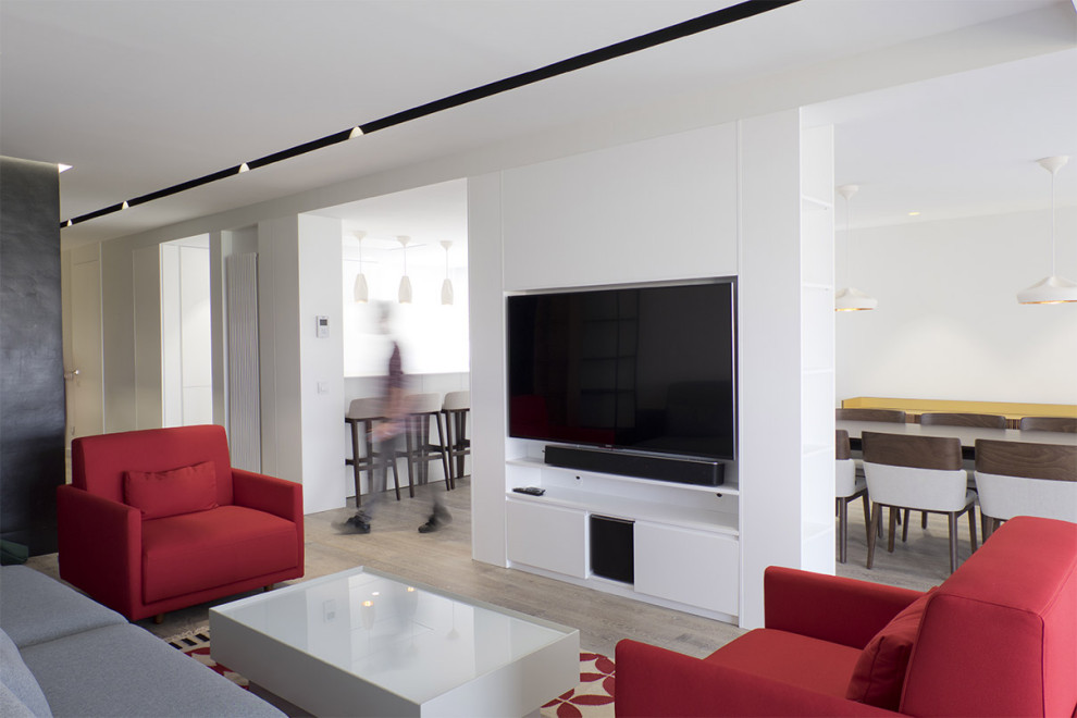 Diseño de sala de estar abierta contemporánea de tamaño medio con paredes negras, suelo de madera en tonos medios, pared multimedia y alfombra