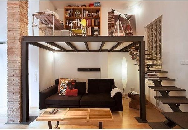 Diseño de sala de estar con biblioteca tipo loft contemporánea de tamaño medio sin chimenea con paredes blancas y suelo de madera en tonos medios