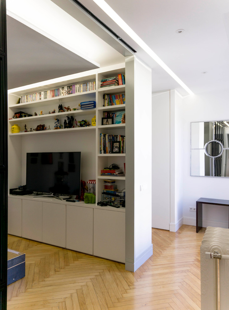 Ejemplo de sala de estar abierta bohemia de tamaño medio con paredes blancas, suelo de madera en tonos medios y suelo marrón