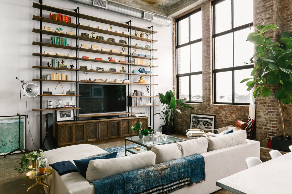 Modelo de sala de estar urbana con paredes blancas, suelo de cemento y televisor colgado en la pared