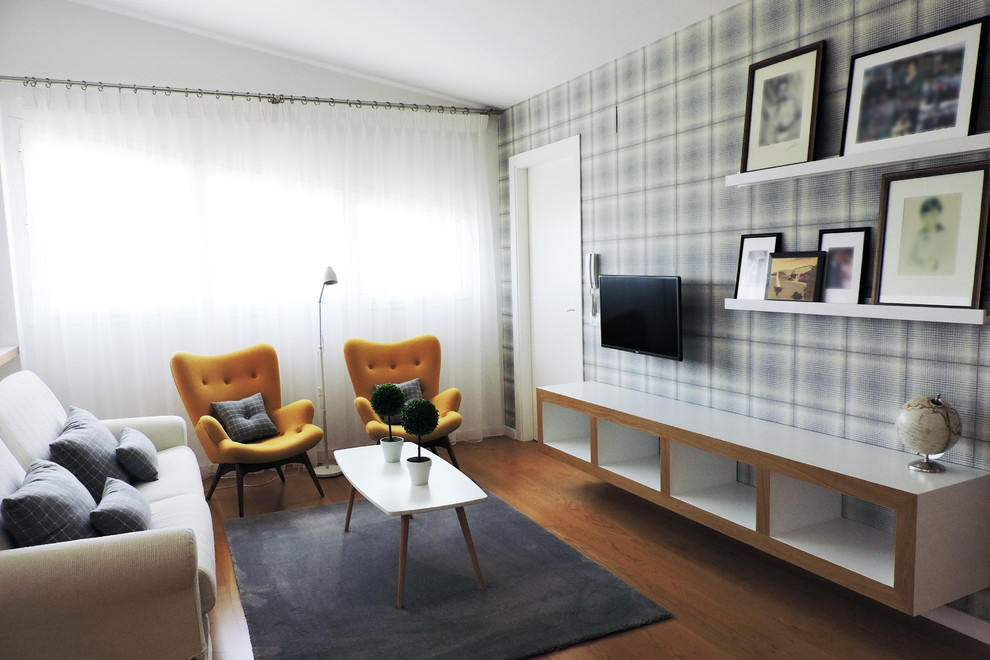Immagine di un soggiorno nordico con pareti bianche e pavimento in legno massello medio