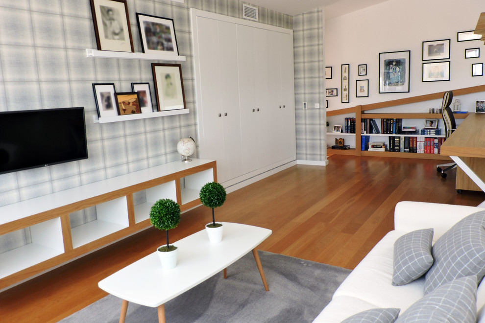 Стильный дизайн: гостиная комната в скандинавском стиле с белыми стенами и паркетным полом среднего тона - последний тренд