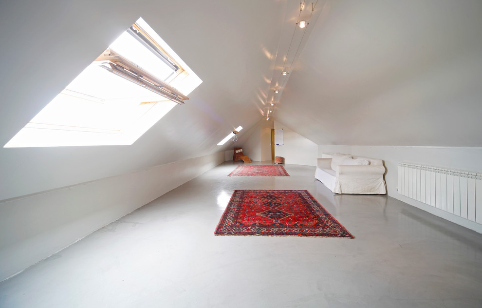 Imagen de sala de estar tipo loft contemporánea de tamaño medio sin chimenea y televisor con paredes blancas