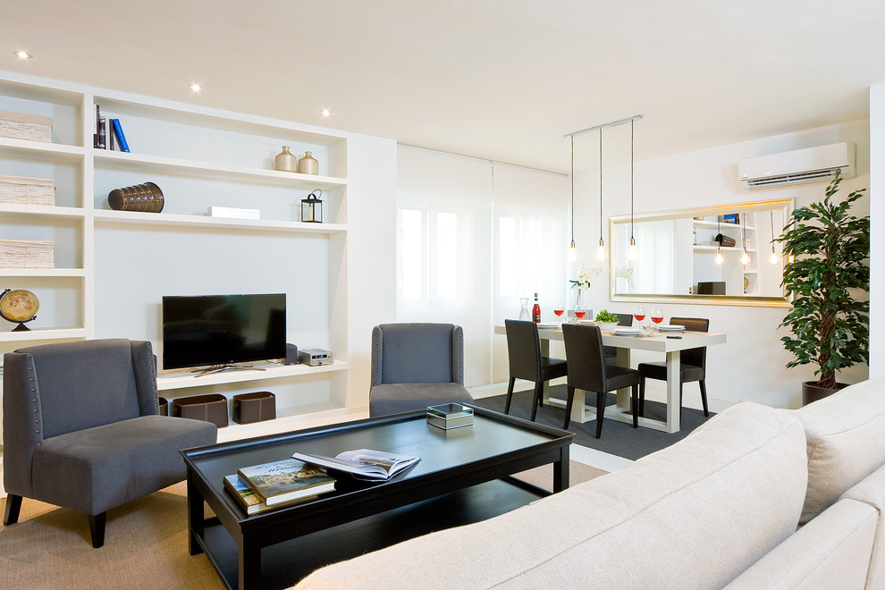 Idee per un grande soggiorno classico aperto con pareti bianche e TV autoportante
