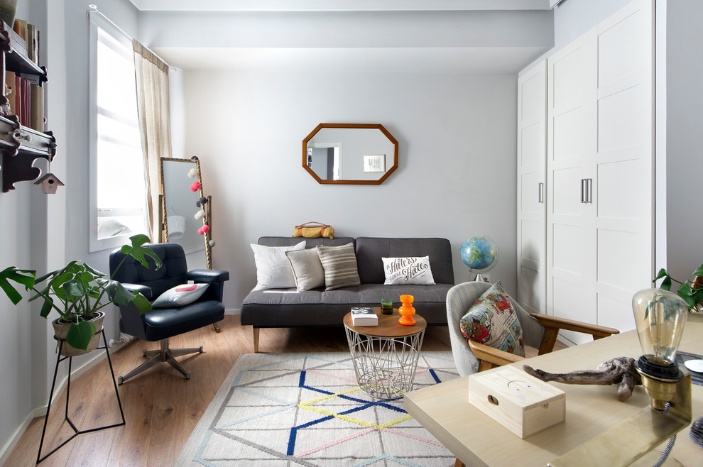 Kleines, Abgetrenntes Stilmix Wohnzimmer ohne Kamin mit braunem Holzboden und braunem Boden in Barcelona