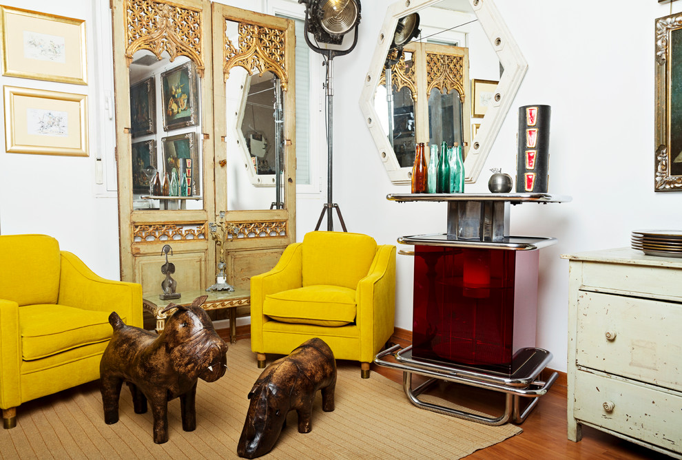 Imagen de sala de estar abierta bohemia de tamaño medio sin chimenea con paredes blancas y suelo de madera en tonos medios