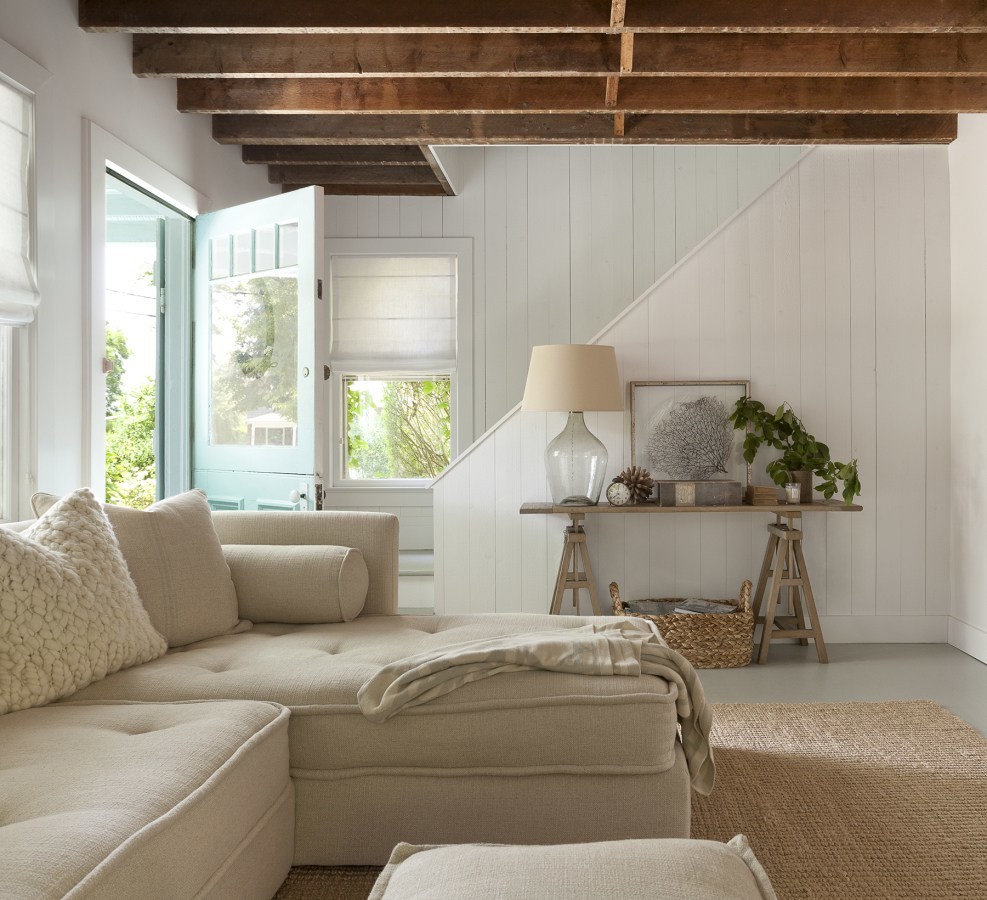 Стильный дизайн: гостиная комната среднего размера в скандинавском стиле с белыми стенами - последний тренд