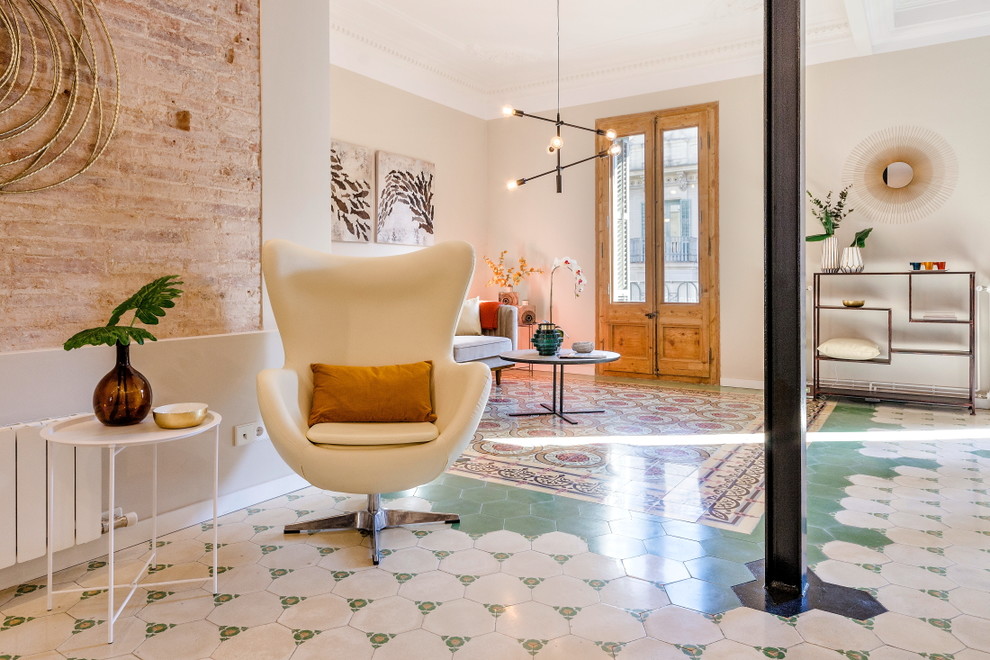 Immagine di un grande soggiorno design aperto con pavimento con piastrelle in ceramica