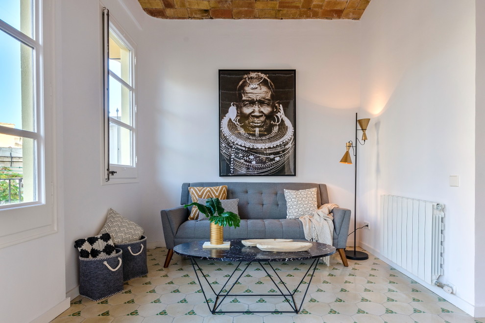 Ejemplo de sala de estar mediterránea pequeña con suelo de baldosas de cerámica, paredes blancas y suelo blanco