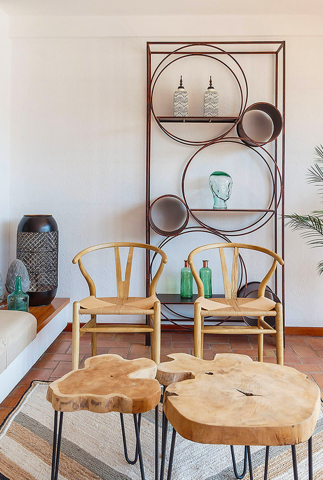 Diseño de sala de estar mediterránea con suelo de ladrillo y suelo naranja