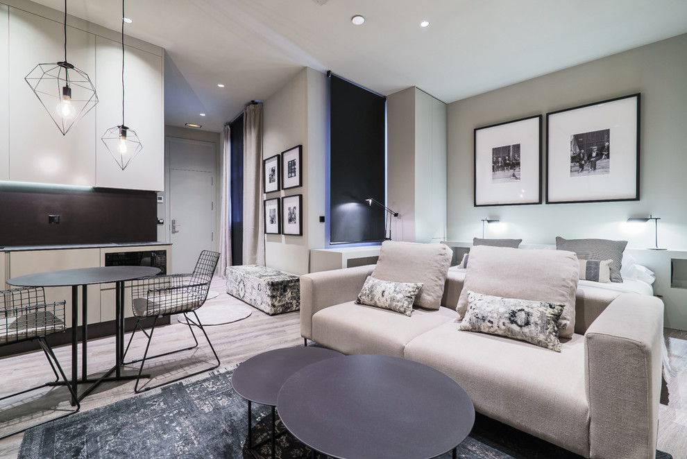 Идея дизайна: гостиная комната среднего размера в современном стиле с бежевыми стенами без камина
