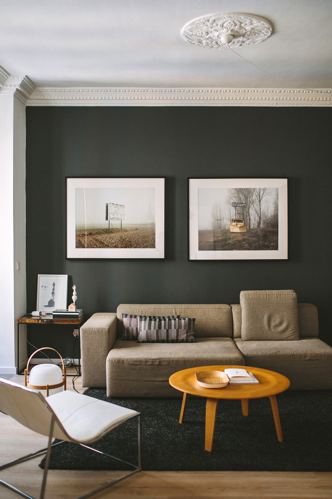 Diseño de sala de estar abierta moderna pequeña sin televisor con paredes negras