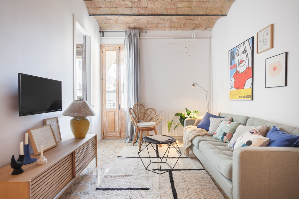 バルセロナにあるお手頃価格の地中海スタイルのおしゃれなファミリールーム (白い壁、壁掛け型テレビ、暖炉なし、マルチカラーの床) の写真