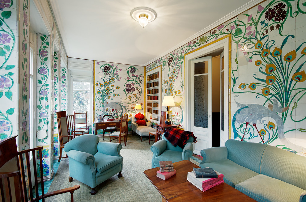 Foto de sala de estar con biblioteca cerrada bohemia de tamaño medio sin televisor y chimenea con paredes multicolor y moqueta