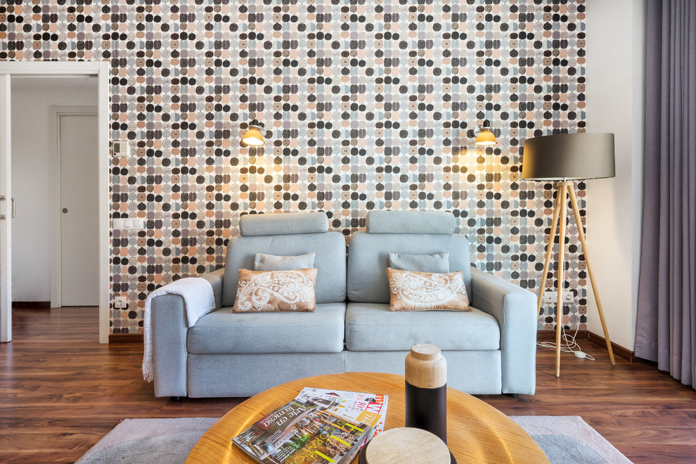 Foto di un piccolo soggiorno nordico con pareti multicolore e pavimento marrone