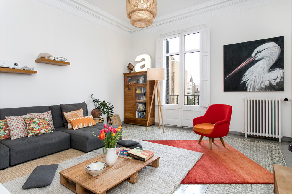 Ejemplo de sala de estar abierta bohemia de tamaño medio sin chimenea con paredes blancas, suelo de baldosas de cerámica y suelo multicolor
