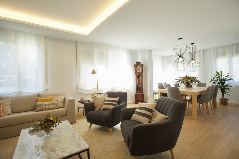 Ejemplo de sala de estar abierta contemporánea grande con paredes blancas y suelo de madera en tonos medios