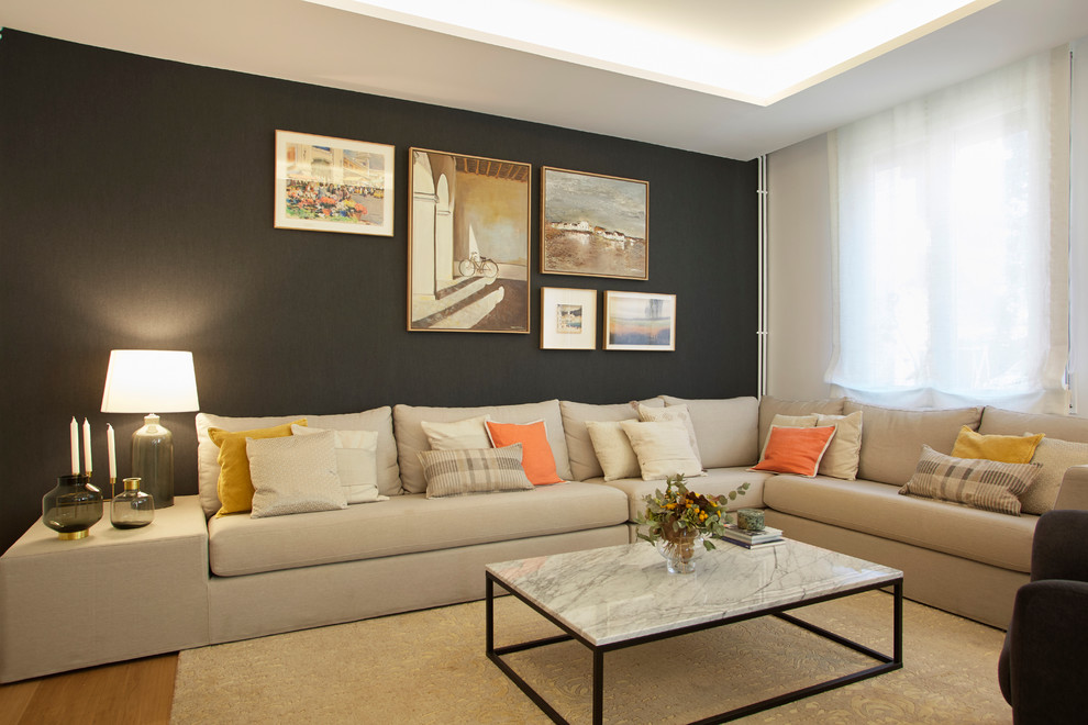 Modelo de sala de estar abierta actual grande con paredes grises, suelo de madera en tonos medios y suelo marrón