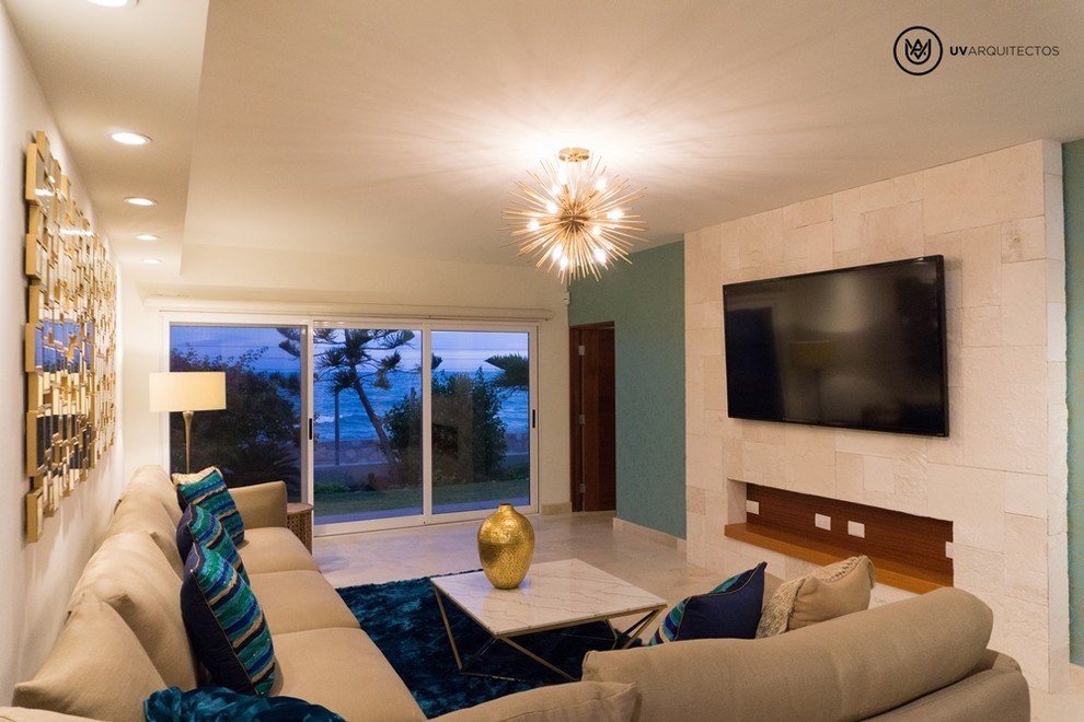 Imagen de sala de estar con barra de bar abierta minimalista grande con suelo de travertino y televisor independiente