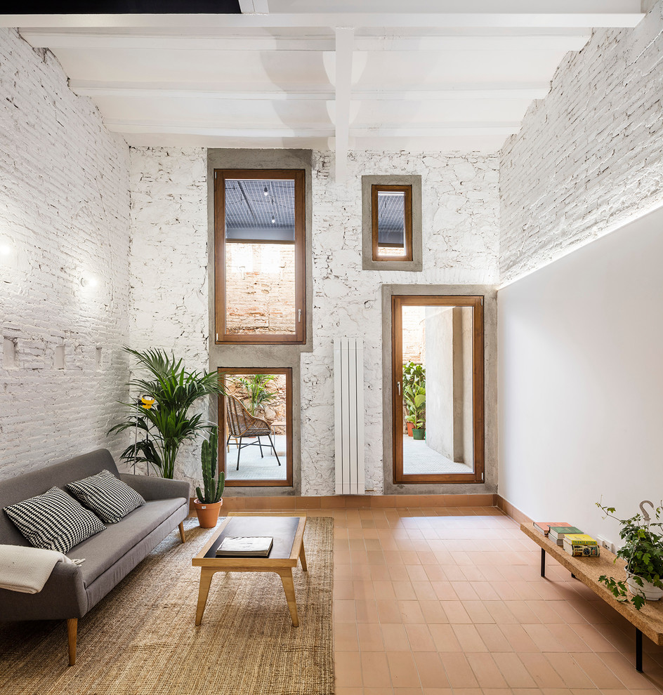 Modelo de sala de estar abierta actual de tamaño medio con paredes blancas, suelo de baldosas de terracota y suelo rojo