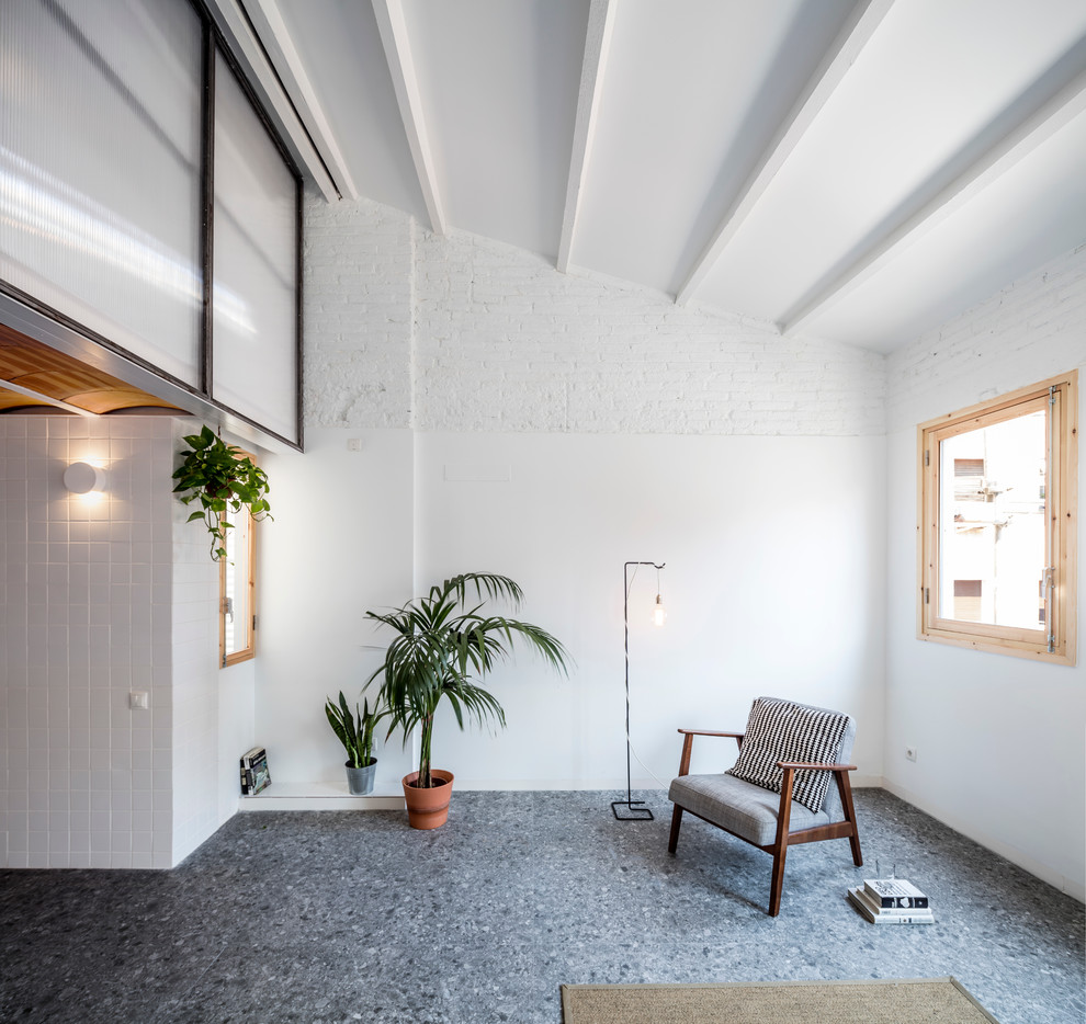 Mittelgroßes, Fernseherloses, Offenes Industrial Wohnzimmer ohne Kamin mit weißer Wandfarbe in Barcelona